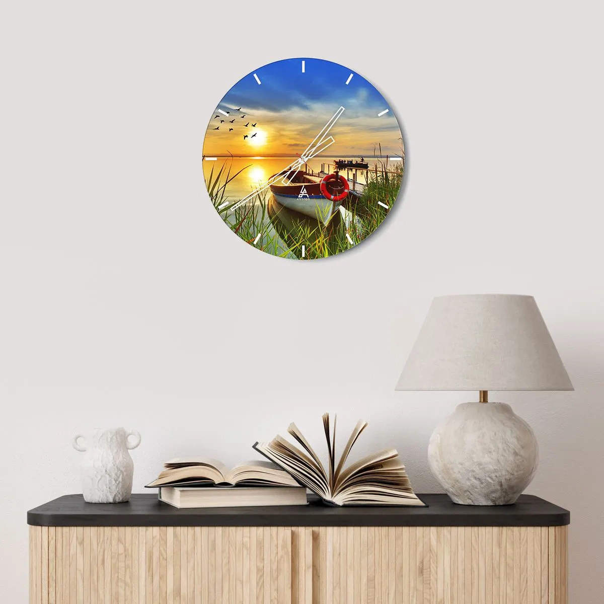 Nástenné hodiny - Loď na móle pri západe slnka, vtáky odlietajúce - 30x30cm - Kormorány už odlietajú - Moderná nástenná dekorácia do obývacej izby, kuchyne a spálne ARTTOR