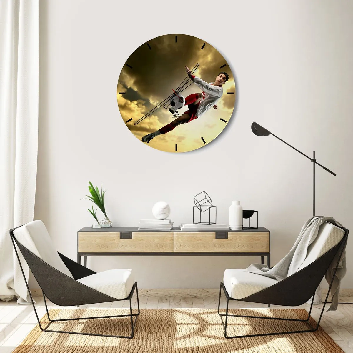 Nástenné hodiny - Futbalista v dynamickej akcii proti zlatistej oblohe - 30x30cm - Futbalové nebo - Moderná nástenná dekorácia do obývacej izby, kuchyne a spálne ARTTOR