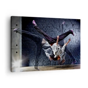 Obraz na plátne - Tanečník v dynamickom skoku o tehlovú stenu - 70x50cm - Hviezda ulice - Moderná nástenná dekorácia do obývacej izby a spálne ARTTOR
