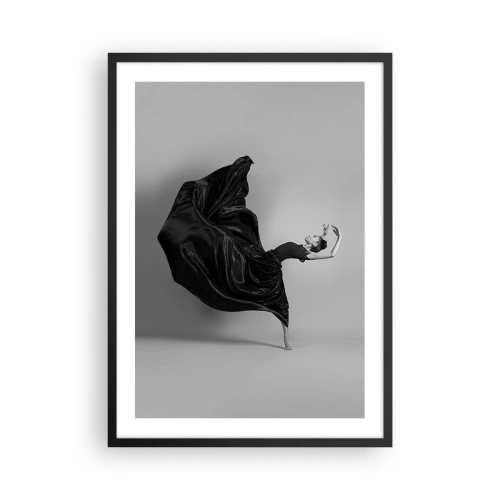 Plagát v čiernom ráme - Elegantná tanečnica v čiernych šatách v pohybe - 50x70cm - Okrídlený hudbou - Moderná nástenná dekorácia do obývacej izby a spálne ARTTOR