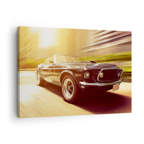 Obraz na plátne - Klasické auto v pohybe na mestskom pozadí - 70x50cm - 1967 - návrat legendy - Moderná nástenná dekorácia do obývacej izby a spálne ARTTOR
