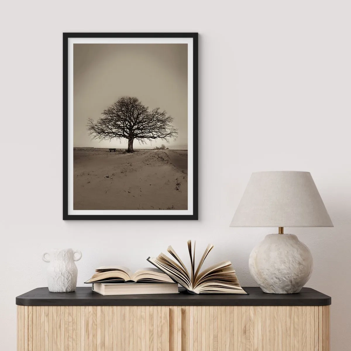 Plagát v čiernom ráme - Osamelý strom v prázdnej sépiovej krajine - 50x70cm - Odtiaľ až do večnosti - Moderná nástenná dekorácia do obývacej izby a spálne ARTTOR