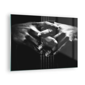 Obraz na skle - Zopnuté ruky odpočívajúce na krku gitary v čiernobielej farbe - 70x50cm - Umelcova modlitba - Moderná nástenná dekorácia do obývacej izby a spálne ARTTOR
