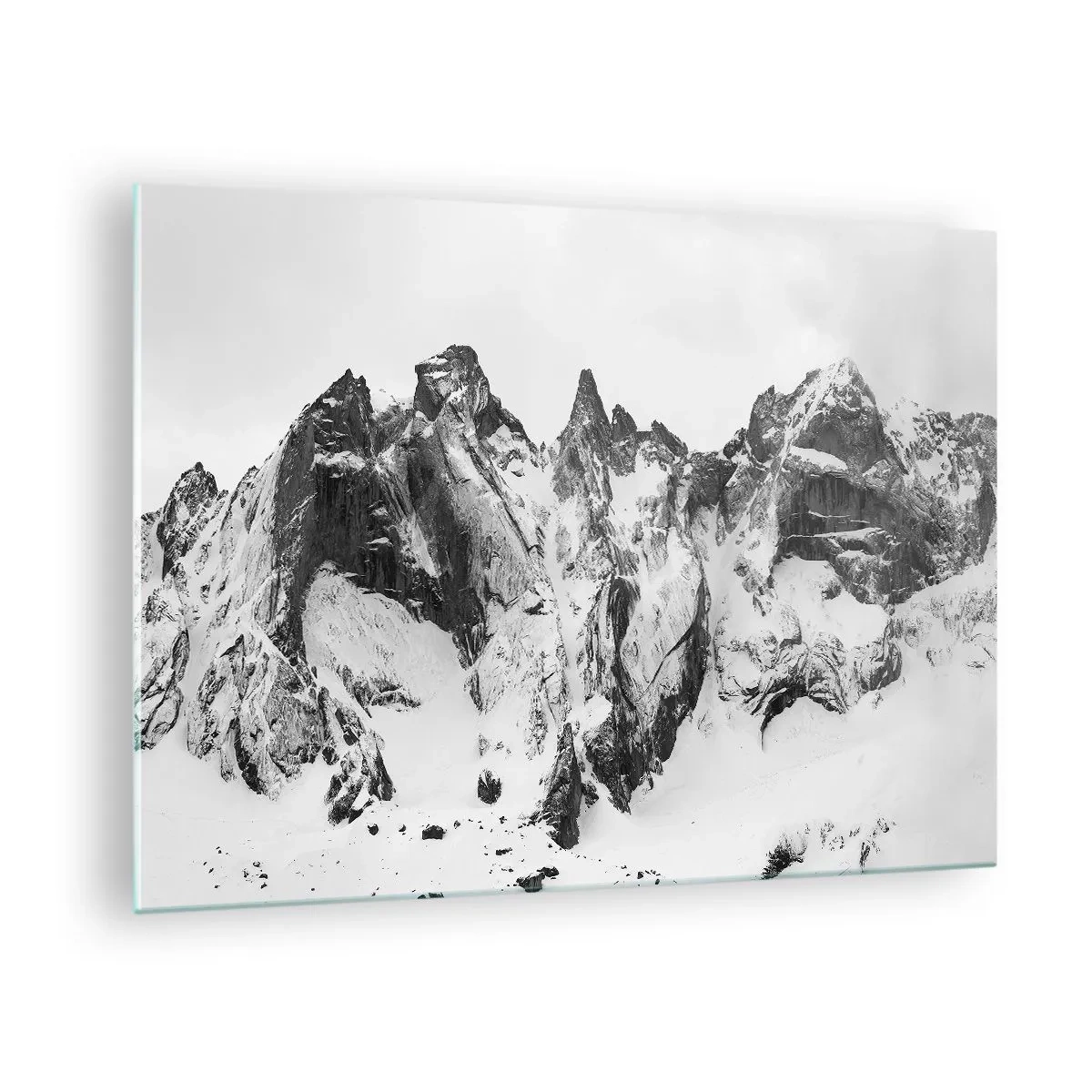Obraz na skle - Čiernobiele zasnežené horské štíty - 70x50cm - Hrozivý žulový hrebeň - Moderná nástenná dekorácia do obývacej izby a spálne ARTTOR
