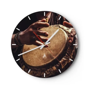 Nástenné hodiny - Ruky hrajúce na tradičný bubon v teplom svetle - 30x30cm - V rytme srdca - Moderná nástenná dekorácia do obývacej izby, kuchyne a spálne ARTTOR