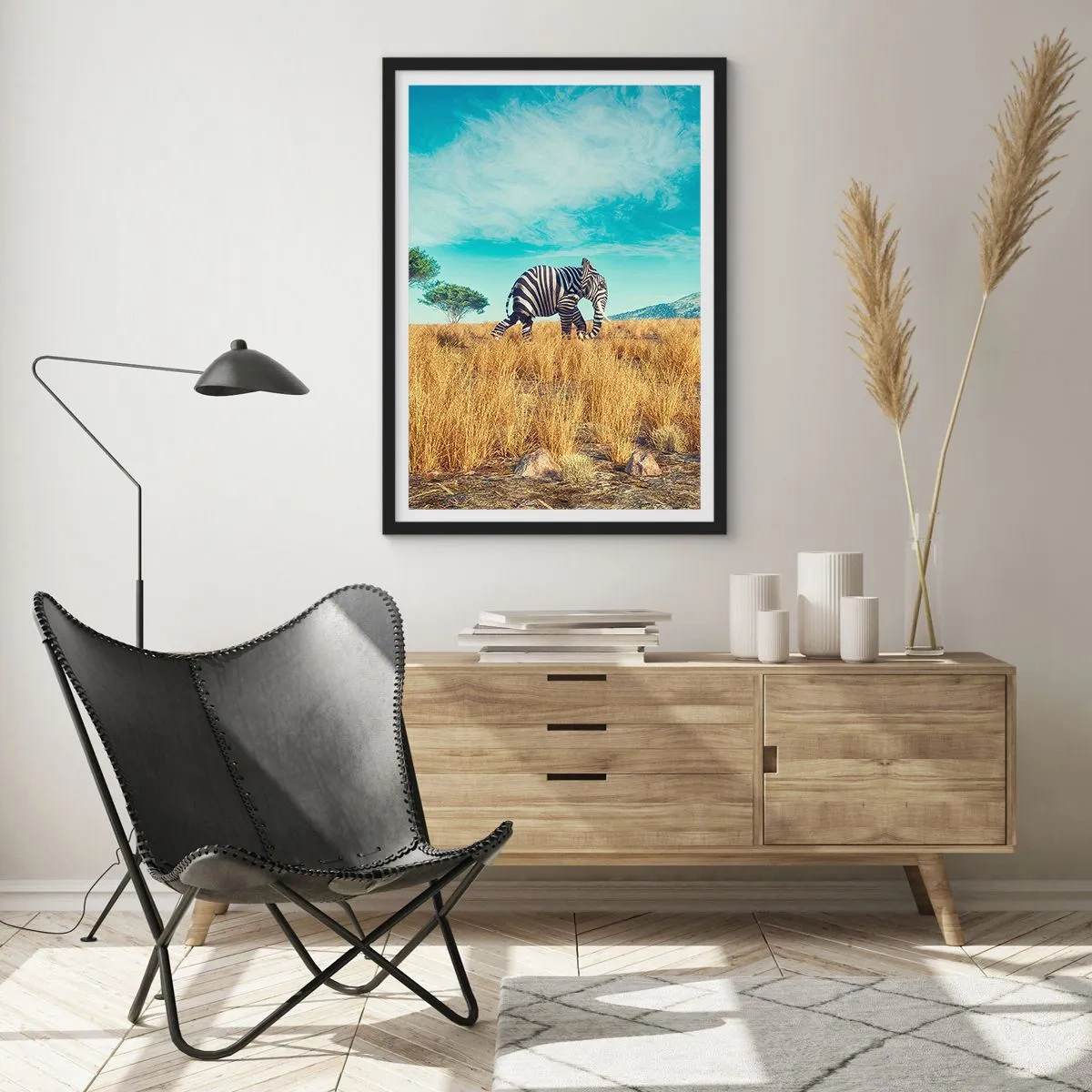 Plagát v čiernom ráme - Zebra so sloním telom na pozadí africkej savany - 50x70cm - Šedá už nie je v móde - Moderná nástenná dekorácia do obývacej izby a spálne ARTTOR