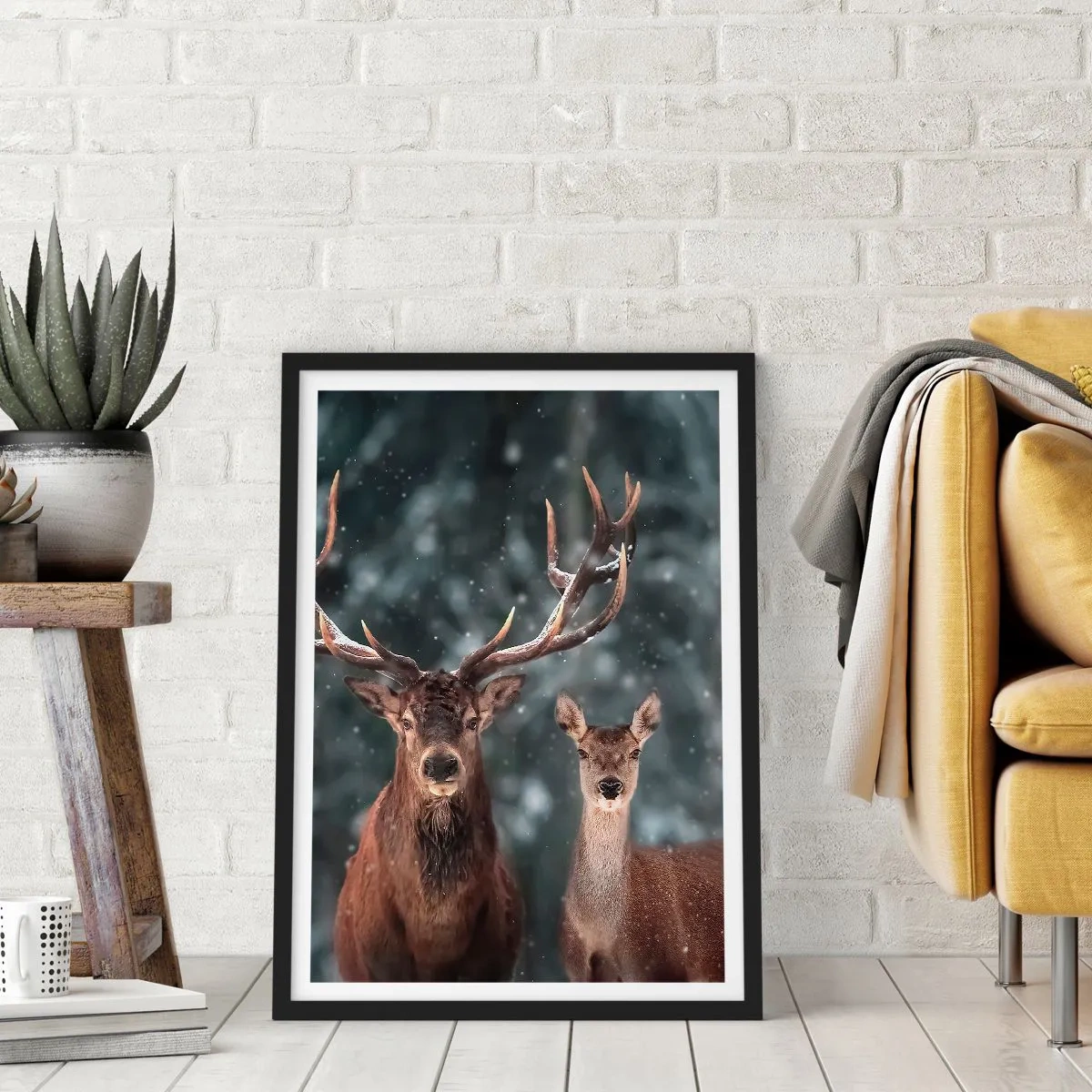 Plagát v čiernom ráme - Pár jeleňov na pozadí zimného lesa - 50x70cm - Pán lesa so svojou ženou - Moderná nástenná dekorácia do obývacej izby a spálne ARTTOR