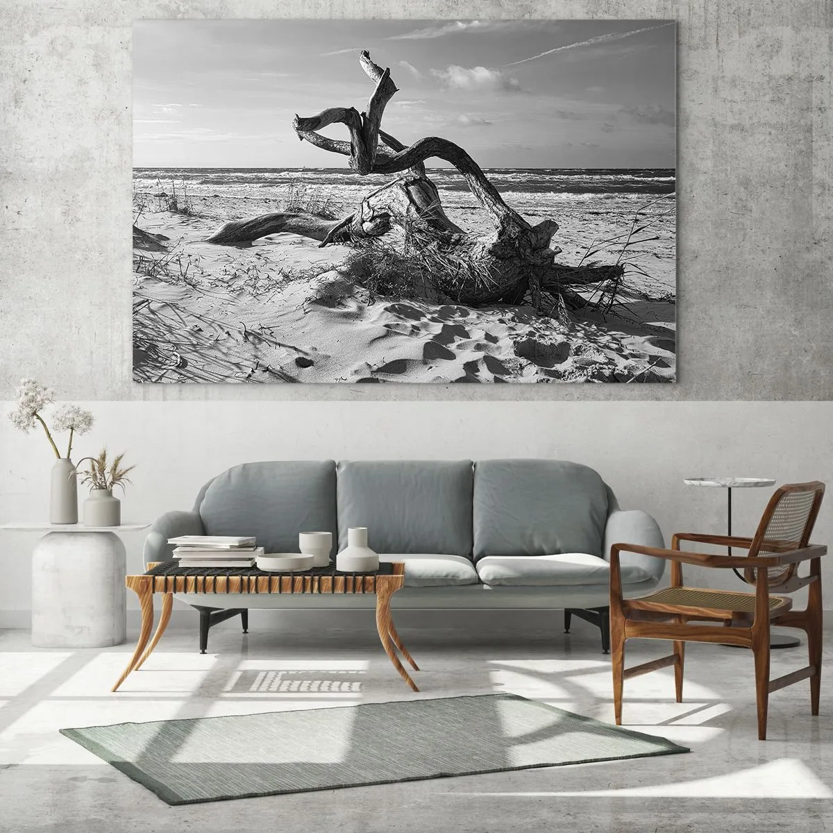 Obraz na skle - Čiernobiela krajina so spadnutým konárom na prímorskej pláži. - 70x50cm - Morská socha - Moderná nástenná dekorácia do obývacej izby a spálne ARTTOR