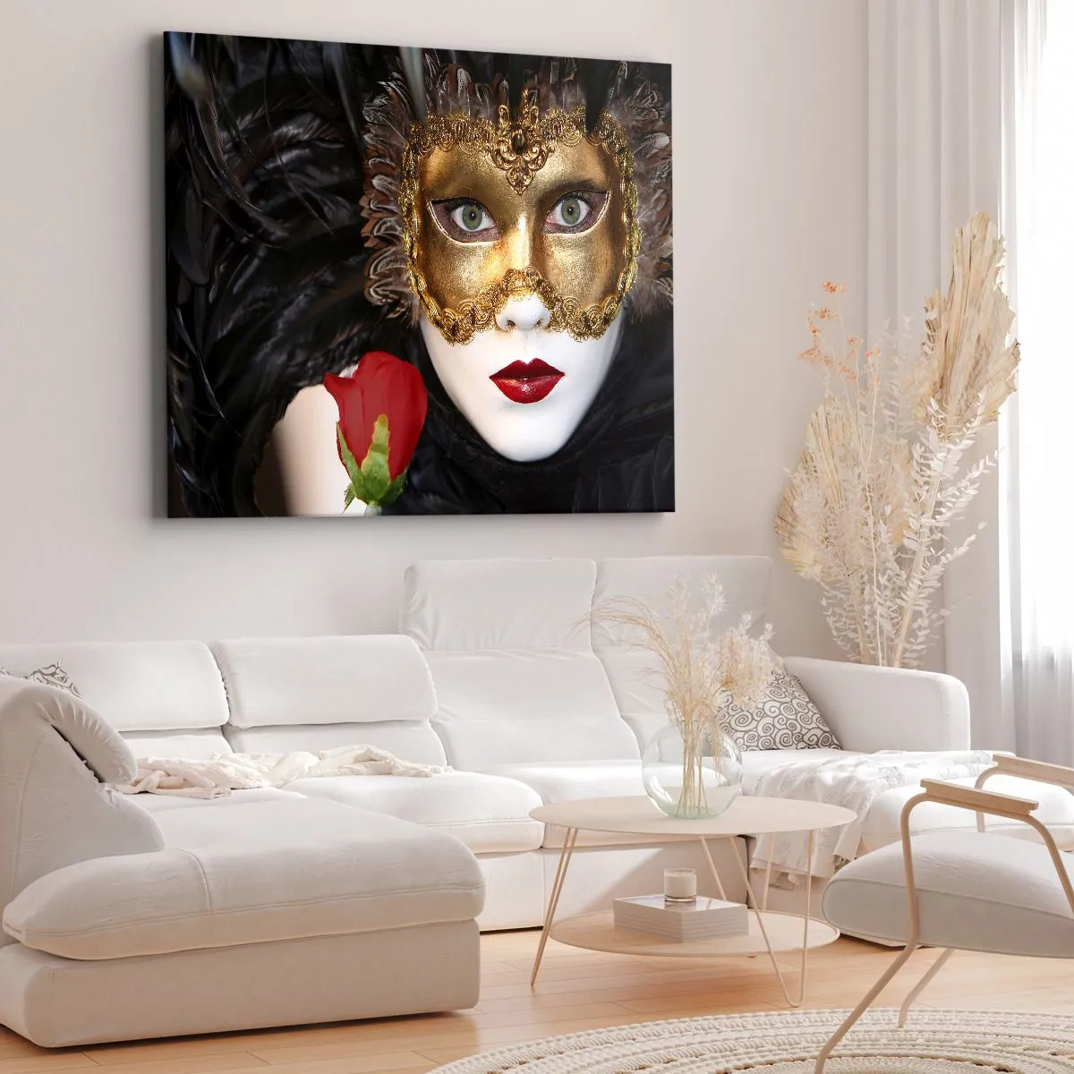 Obraz na plátne - Zlatá benátska maska s pierkami a červenou ružou, tajomný motív. - 70x50cm - Pretože život je veľký bál - Moderná nástenná dekorácia do obývacej izby a spálne ARTTOR