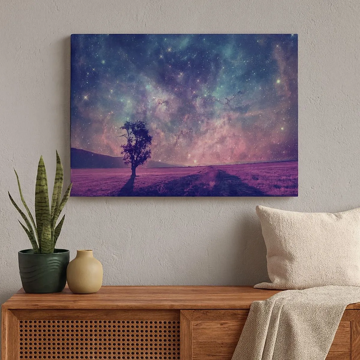 Obraz na plátne - Strom proti hviezdnej oblohe vo fialových a modrých farbách - 70x50cm - Pod magickou oblohou - Moderná nástenná dekorácia do obývacej izby a spálne ARTTOR