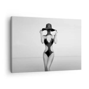 Obraz na plátne - Čierna a biela silueta ženy v klobúku na pozadí mora - 70x50cm - Volám sa: Elegancia - Moderná nástenná dekorácia do obývacej izby a spálne ARTTOR