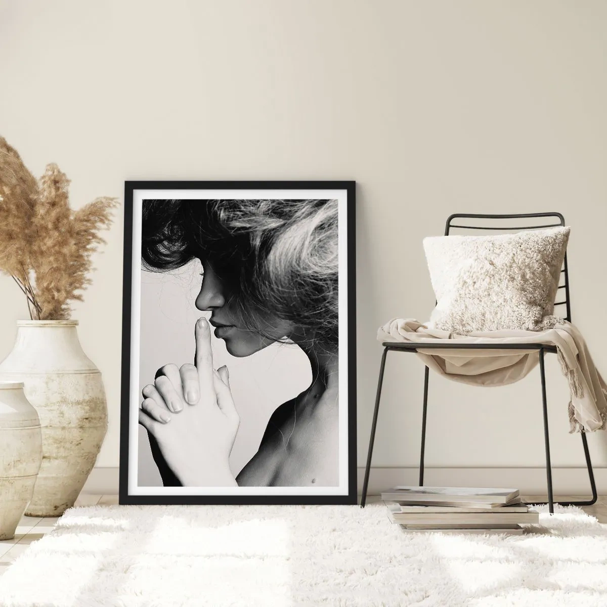 Plagát v čiernom ráme - Zahľadená do seba - 70x100 cm