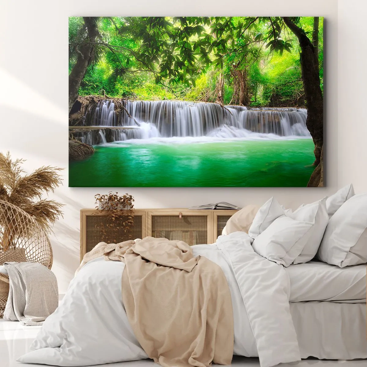 Obraz na plátne - Zelený vodopád obklopený hustou tropickou vegetáciou - 70x50cm - Vodopád v zeleni - Moderná nástenná dekorácia do obývacej izby a spálne ARTTOR