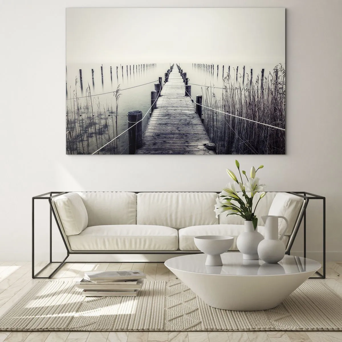 Obraz na skle - Drevený most vedie do hlbín pokojného jazera v hmle. - 70x50cm - Ponor sa do pokoja - Moderná nástenná dekorácia do obývacej izby a spálne ARTTOR