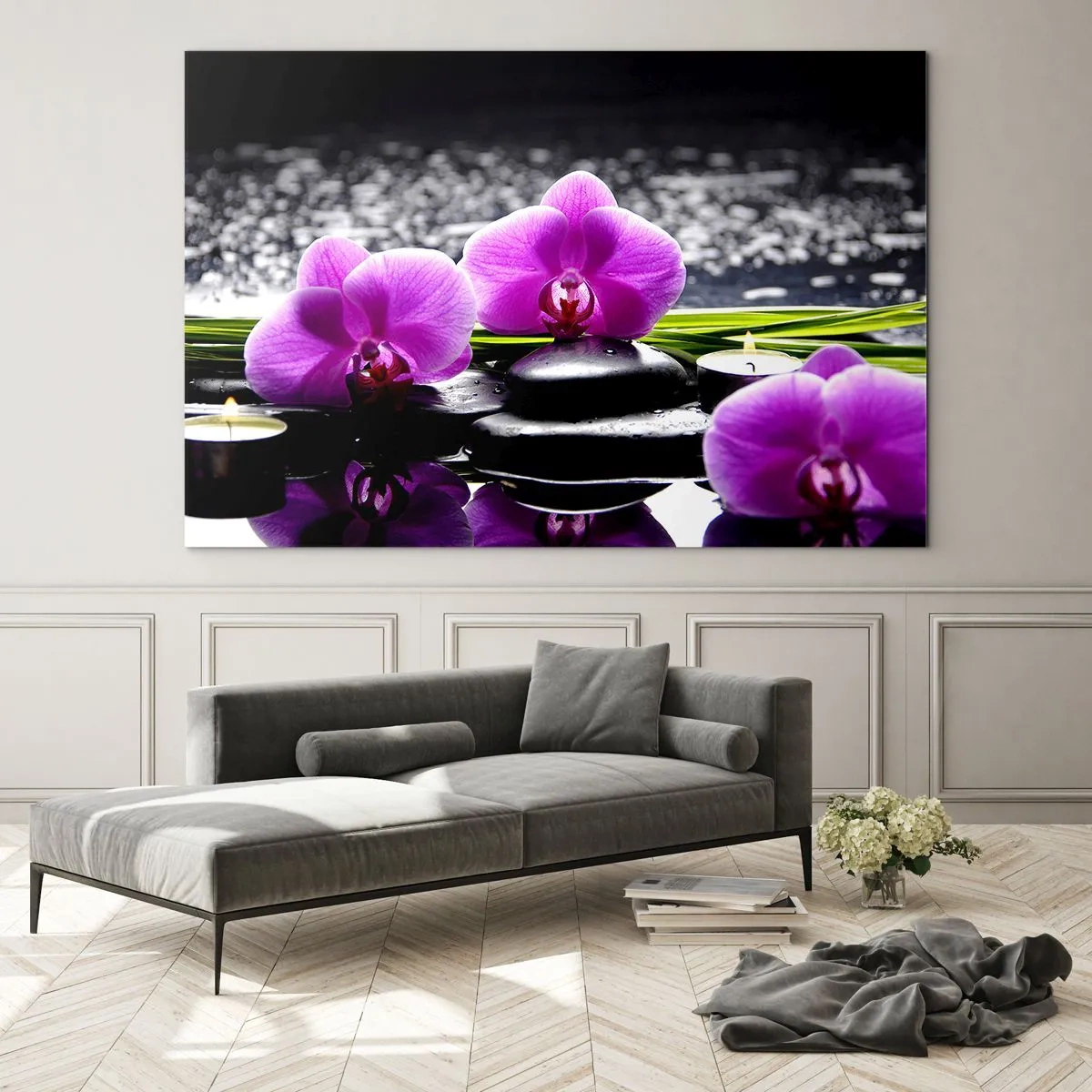 Obraz na skle - Fialové orchidey s kameňmi a sviečkami na vodnom pozadí - 70x50cm - Utopiť v tichu a pokoji - Moderná nástenná dekorácia do obývacej izby a spálne ARTTOR