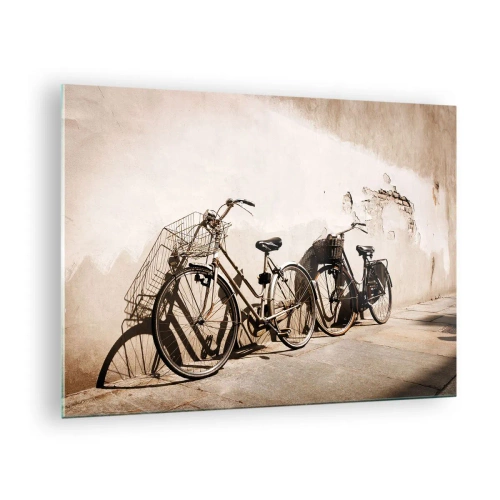 Obraz na skle - Retro bicykle opreté o starú stenu - 70x50cm - Nezabudnuteľné kúzlo minulosti - Moderná nástenná dekorácia do obývacej izby a spálne ARTTOR