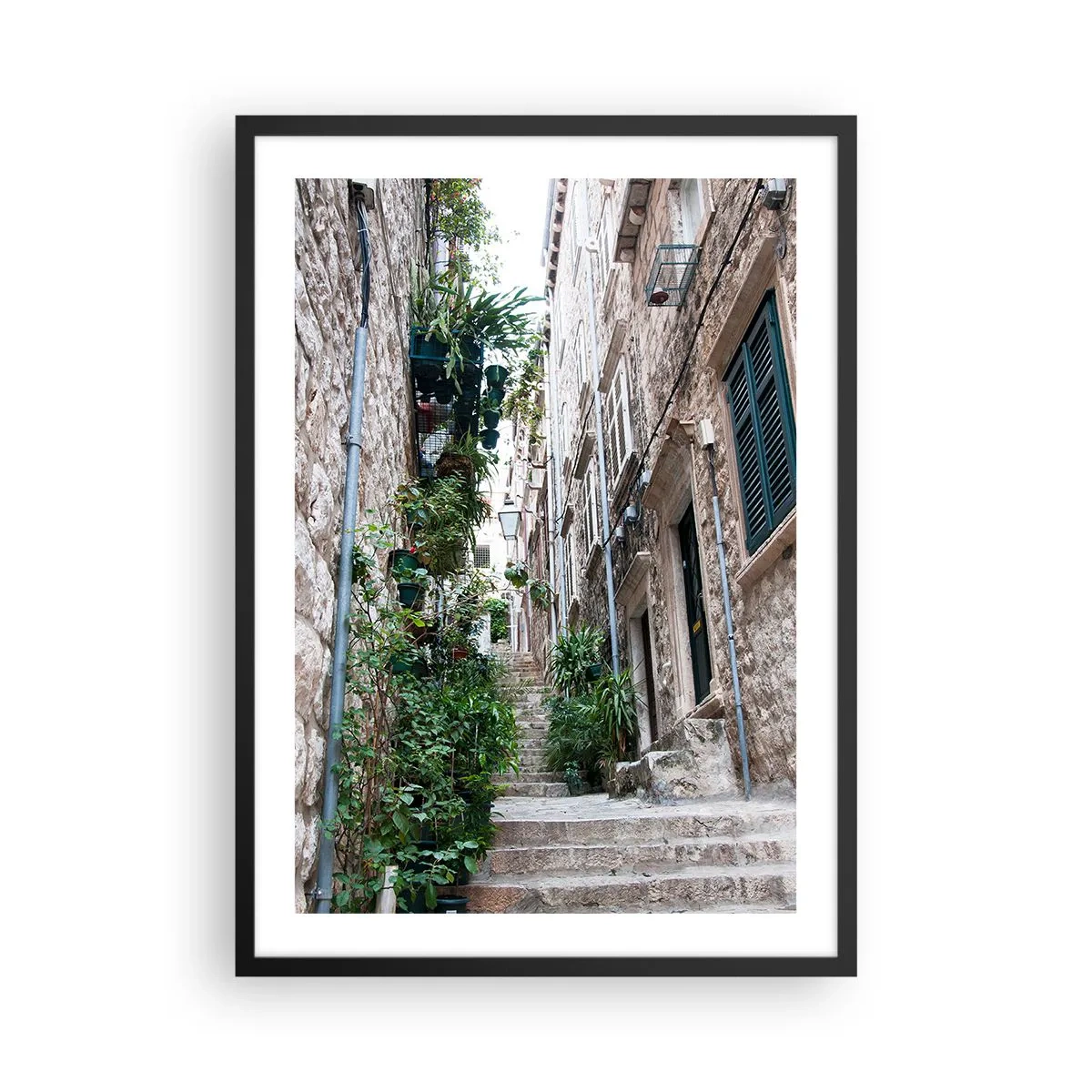 Plagát v čiernom ráme - Kamenná ulica s bujnou vegetáciou a schodmi - 50x70cm - Kúzlo starého mesta - Moderná nástenná dekorácia do obývacej izby a spálne ARTTOR