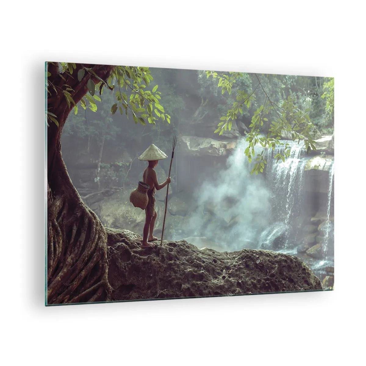 Obraz na skle - Chlapec s kopijou pri vodopáde v dažďovom pralese - 70x50cm - Spriatelený s prírodou - Moderná nástenná dekorácia do obývacej izby a spálne ARTTOR