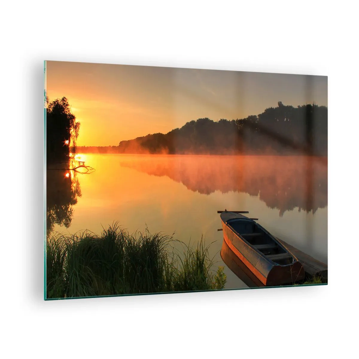 Obraz na skle - Východ slnka nad pokojným jazerom s loďkou na brehu - 70x50cm - Východ slnka pri vode ako povrch zrkadla - Moderná nástenná dekorácia do obývacej izby a spálne ARTTOR