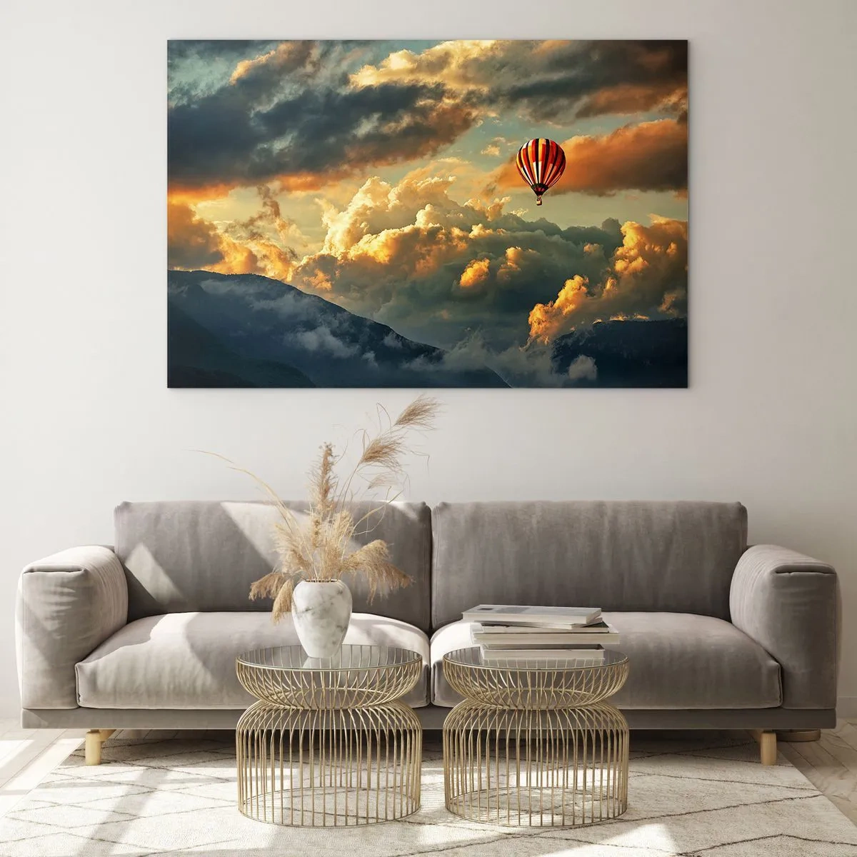 Obraz na skle - Balón vznášajúci sa nad horami medzi oblakmi pri západe slnka - 70x50cm - Letím, lebo chcem - Moderná nástenná dekorácia do obývacej izby a spálne ARTTOR