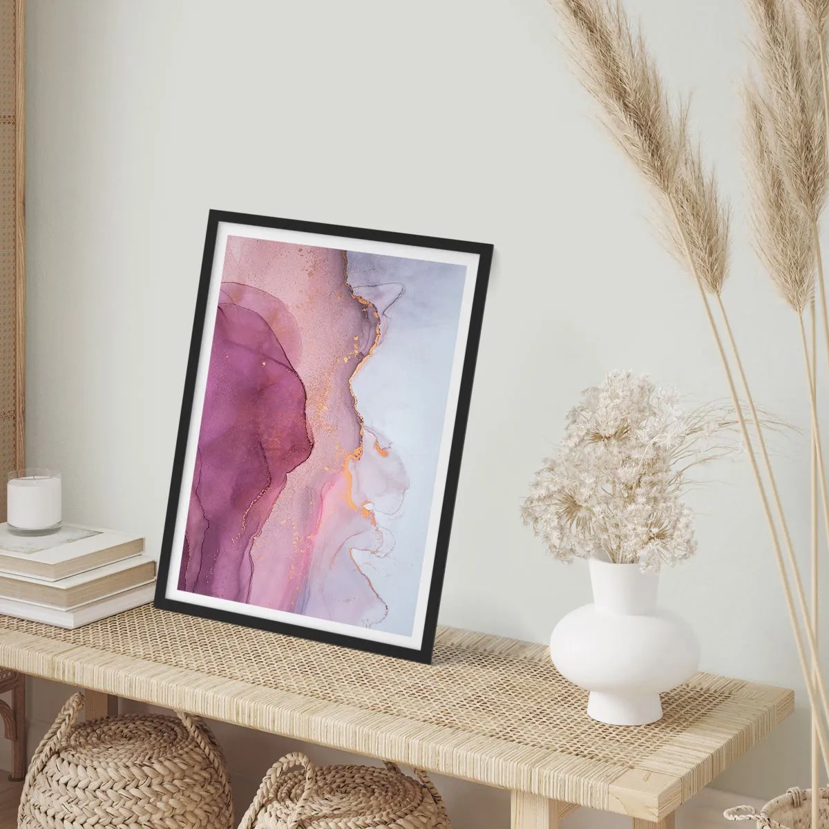 Plagát v čiernom ráme - Abstraktné vlny v odtieňoch lila a fialovej so zlatými akcentmi - 50x70cm - Fialové a ľalové vlny - Moderná nástenná dekorácia do obývacej izby a spálne ARTTOR