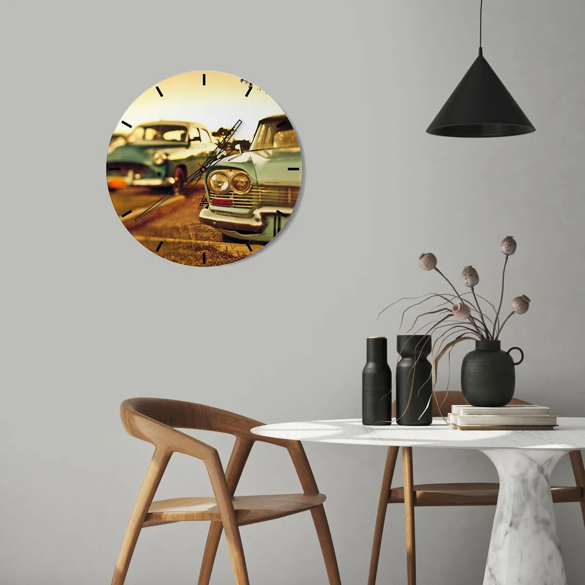 Nástenné hodiny - Dve klasické retro autá na pozadí západu slnka - 30x30cm - Počkáme, uvidíme - Moderná nástenná dekorácia do obývacej izby, kuchyne a spálne ARTTOR