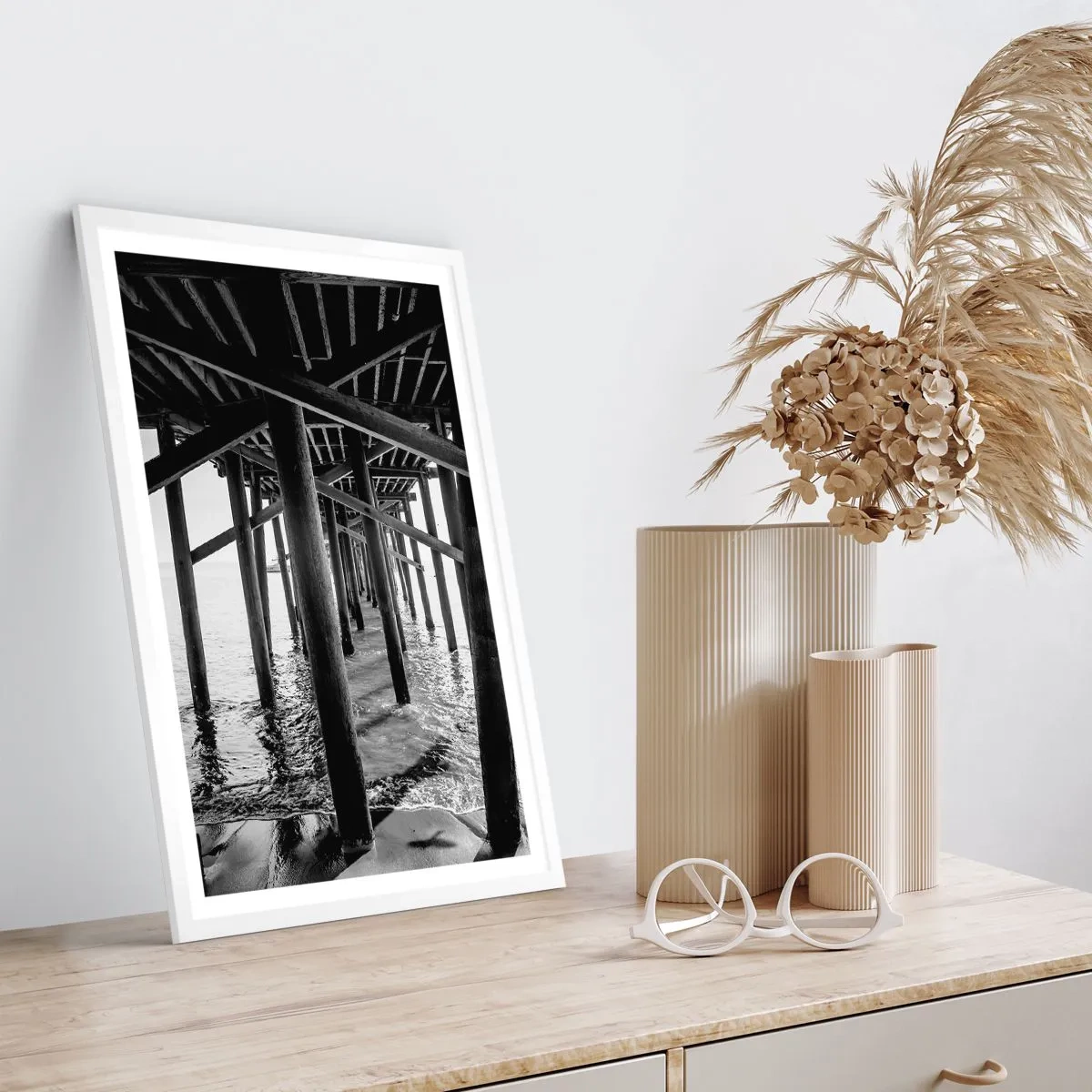 Plagát v bielom ráme - Úkryt na pláži - 70x100 cm