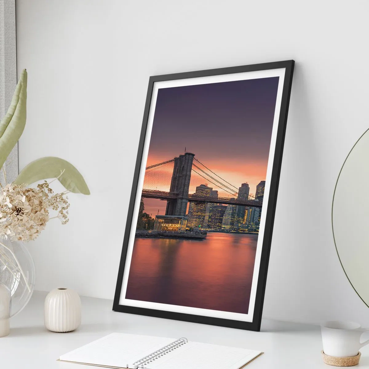 Plagát v čiernom ráme - Brooklynský most v noci s osvetleným mestom v pozadí - 50x70cm - Ponorené do ľaliového ticha - Moderná nástenná dekorácia do obývacej izby a spálne ARTTOR