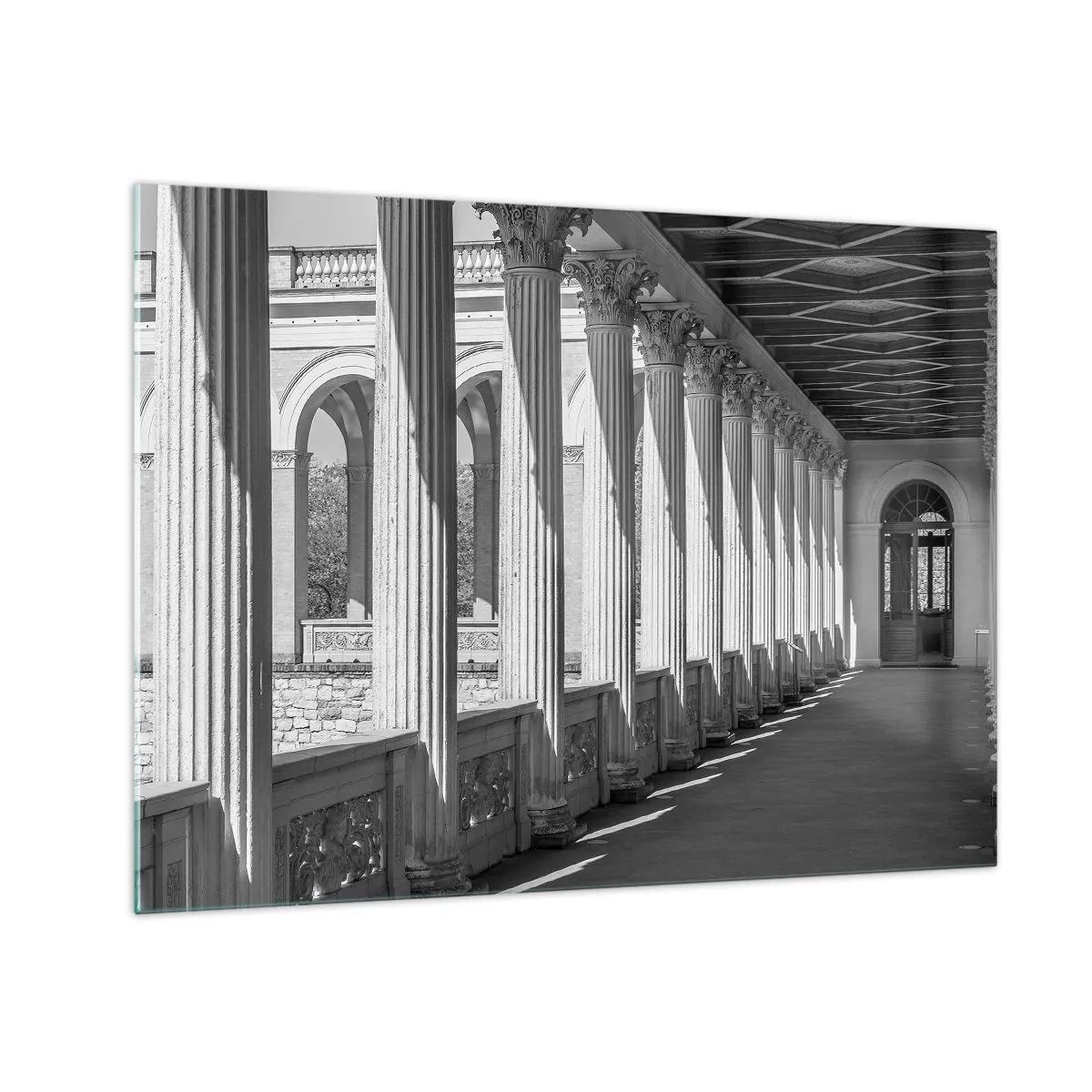 Obraz na skle - Čiernobiela kolonáda s rytmickou hrou svetla a tieňa - 70x50cm - Slnečná arkáda - Moderná nástenná dekorácia do obývacej izby a spálne ARTTOR