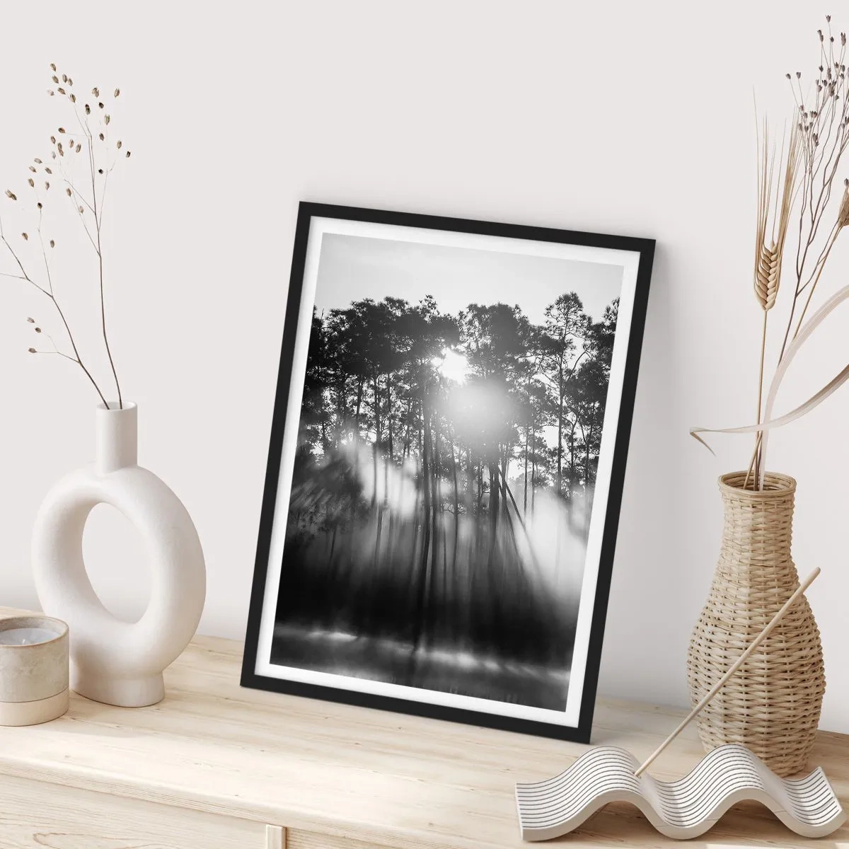Plagát v čiernom ráme - Čiernobiela lesná scéna so slnečnými lúčmi v hmle - 50x70cm - Nezastaviteľné slnko - Moderná nástenná dekorácia do obývacej izby a spálne ARTTOR