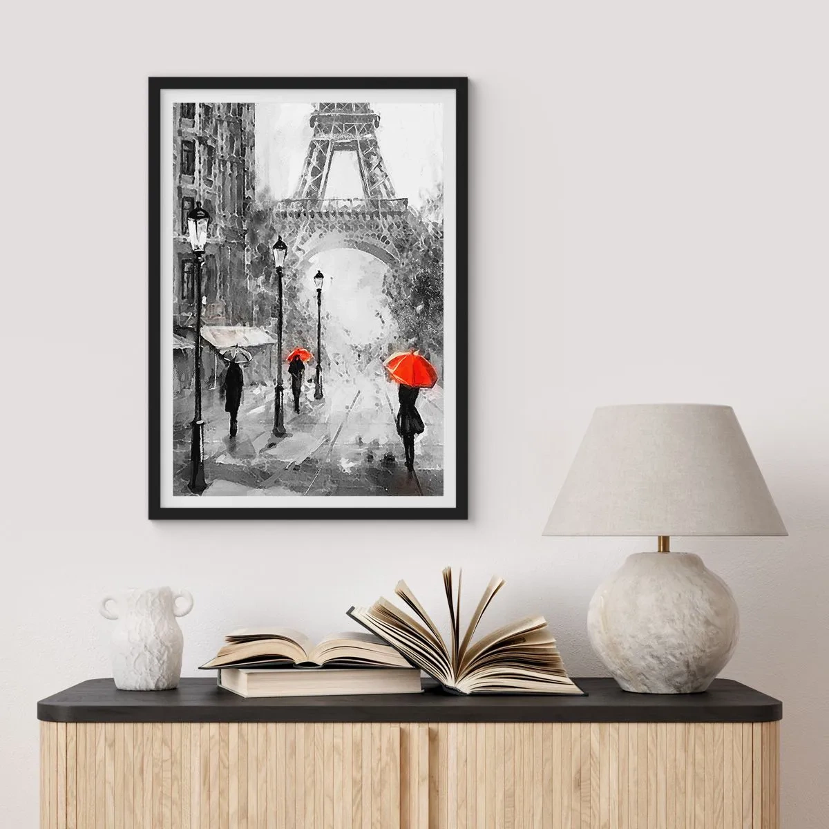 Plagát v čiernom ráme - Čiernobiela Eiffelova veža s červenými dáždnikmi v daždi - 50x70cm - Všetky cesty vedú k nej - Moderná nástenná dekorácia do obývacej izby a spálne ARTTOR