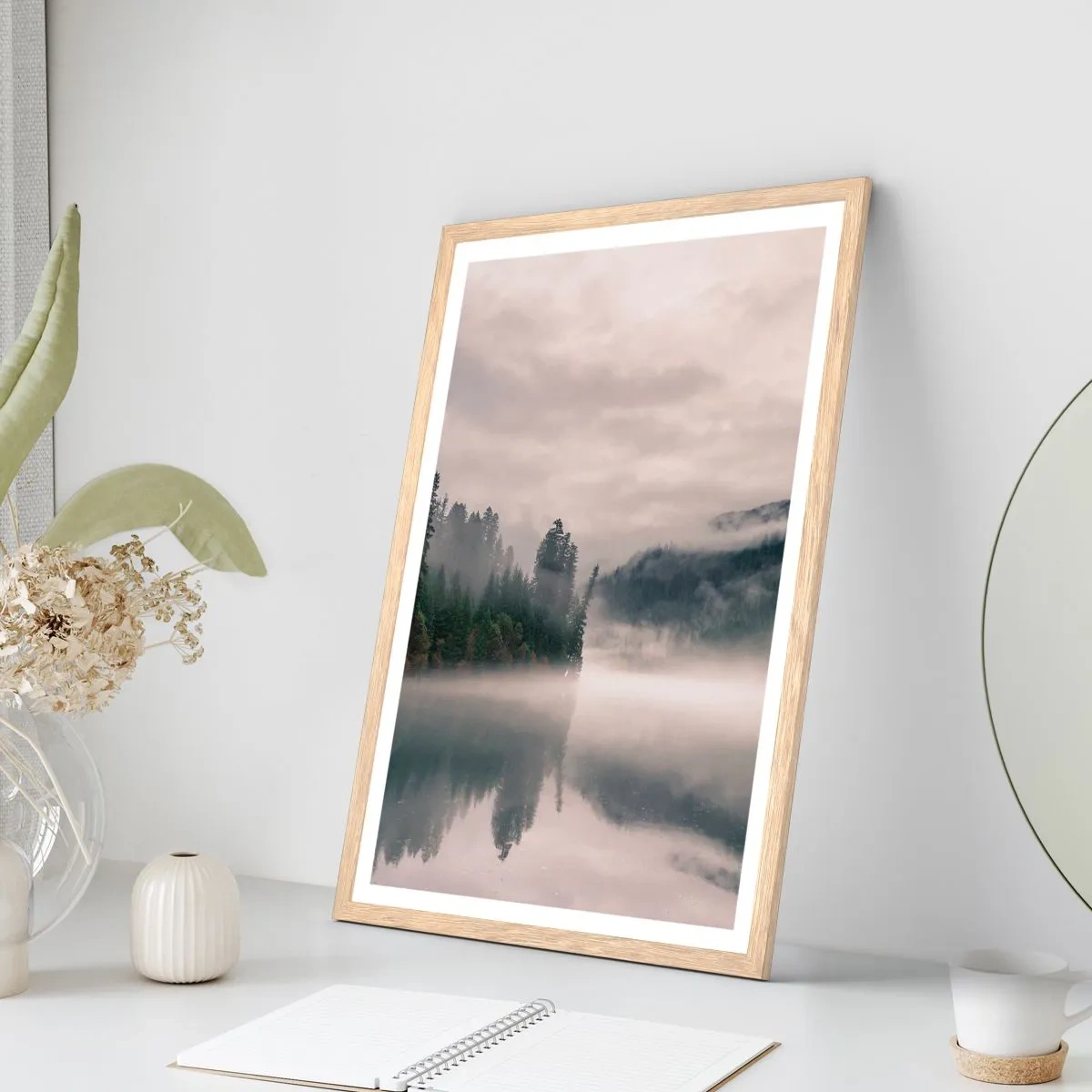 Plagát v ráme zo svetlého duba - V zamyslení, v hmle - 70x100 cm