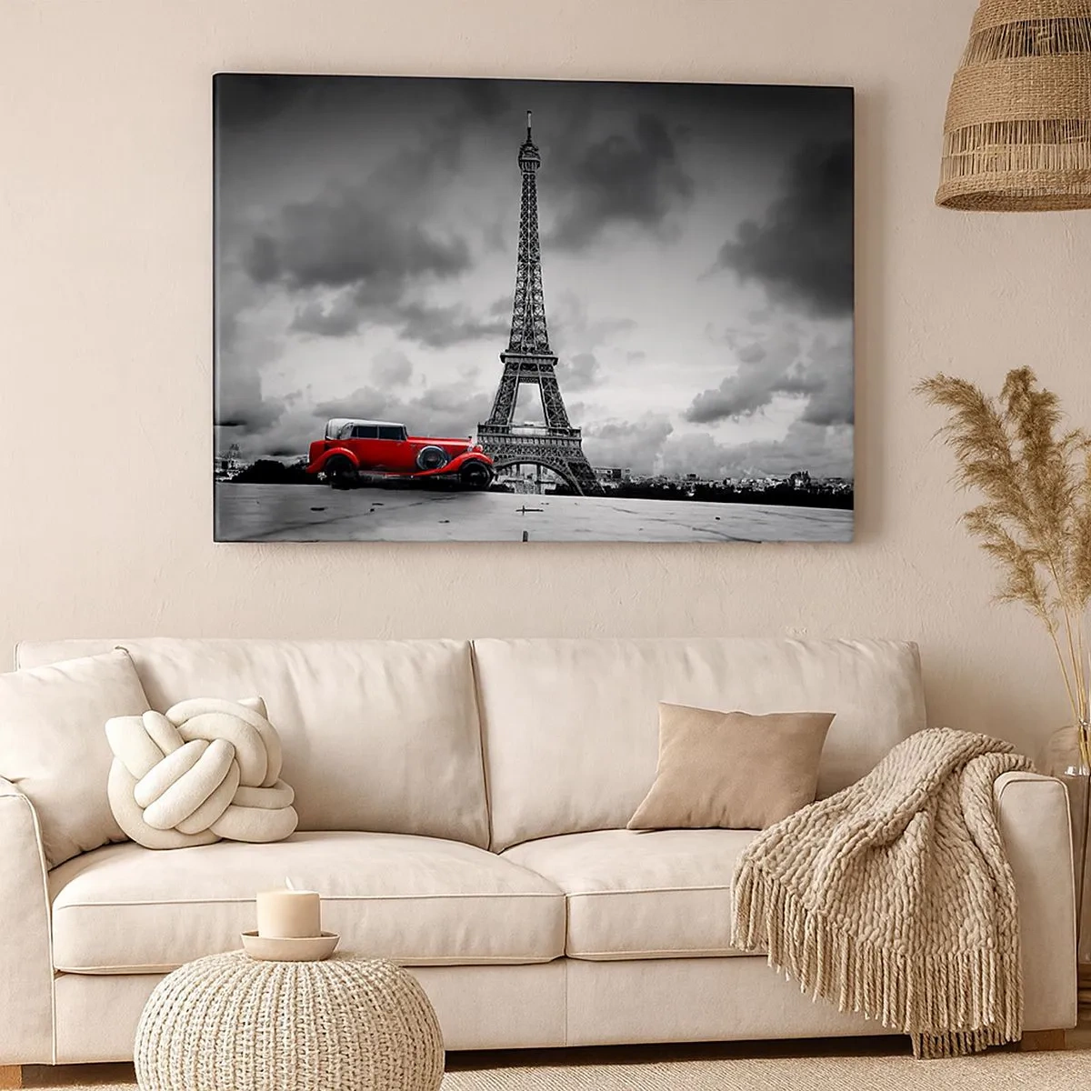 Obraz na plátne - Červené retro auto pred Eiffelovou vežou v čiernobielej farbe - 70x50cm - Nie tak dávno v Paríži - Moderná nástenná dekorácia do obývacej izby a spálne ARTTOR