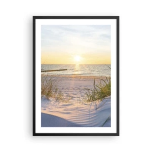 Plagát v čiernom ráme - Pláž pri západe slnka s výhľadom na more - 50x70cm - Šumenie mora, spev vtákov, divoká pláž uprostred trávy… - Moderná nástenná dekorácia do obývacej izby a spálne ARTTOR