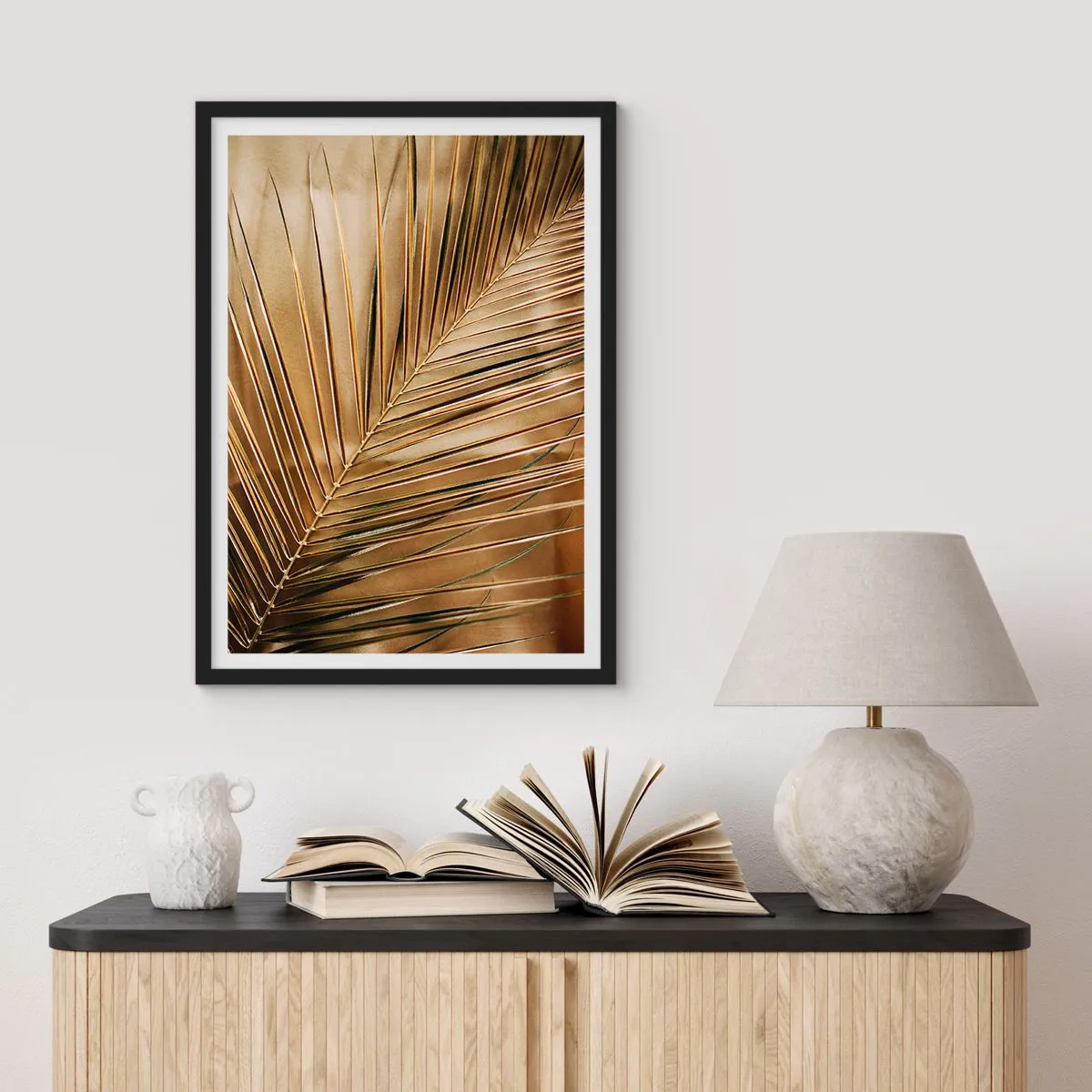 Plagát v čiernom ráme - Zlatý palmový list na elegantnom pozadí - 50x70cm - Prírodná kolonáda - Moderná nástenná dekorácia do obývacej izby a spálne ARTTOR