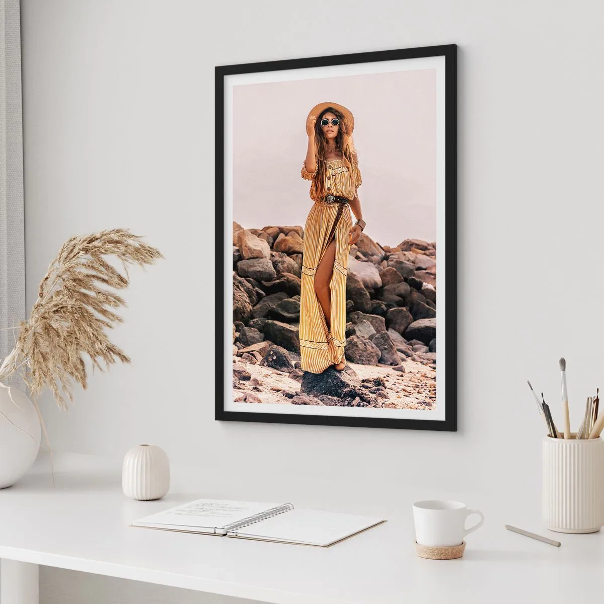 Plagát v čiernom ráme - Štýlová žena v boho šatách na skalnatom pozadí - 50x70cm - Kúzlo kameňov - Moderná nástenná dekorácia do obývacej izby a spálne ARTTOR