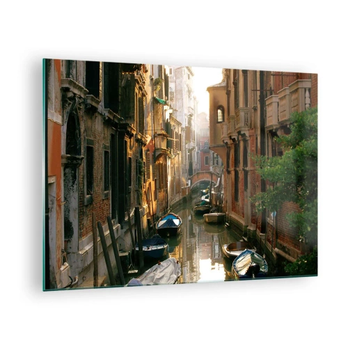 Obraz na skle - Benátsky kanál s loďami obklopený historickými činžovnými domami - 70x50cm - V benátskom zákutí - Moderná nástenná dekorácia do obývacej izby a spálne ARTTOR