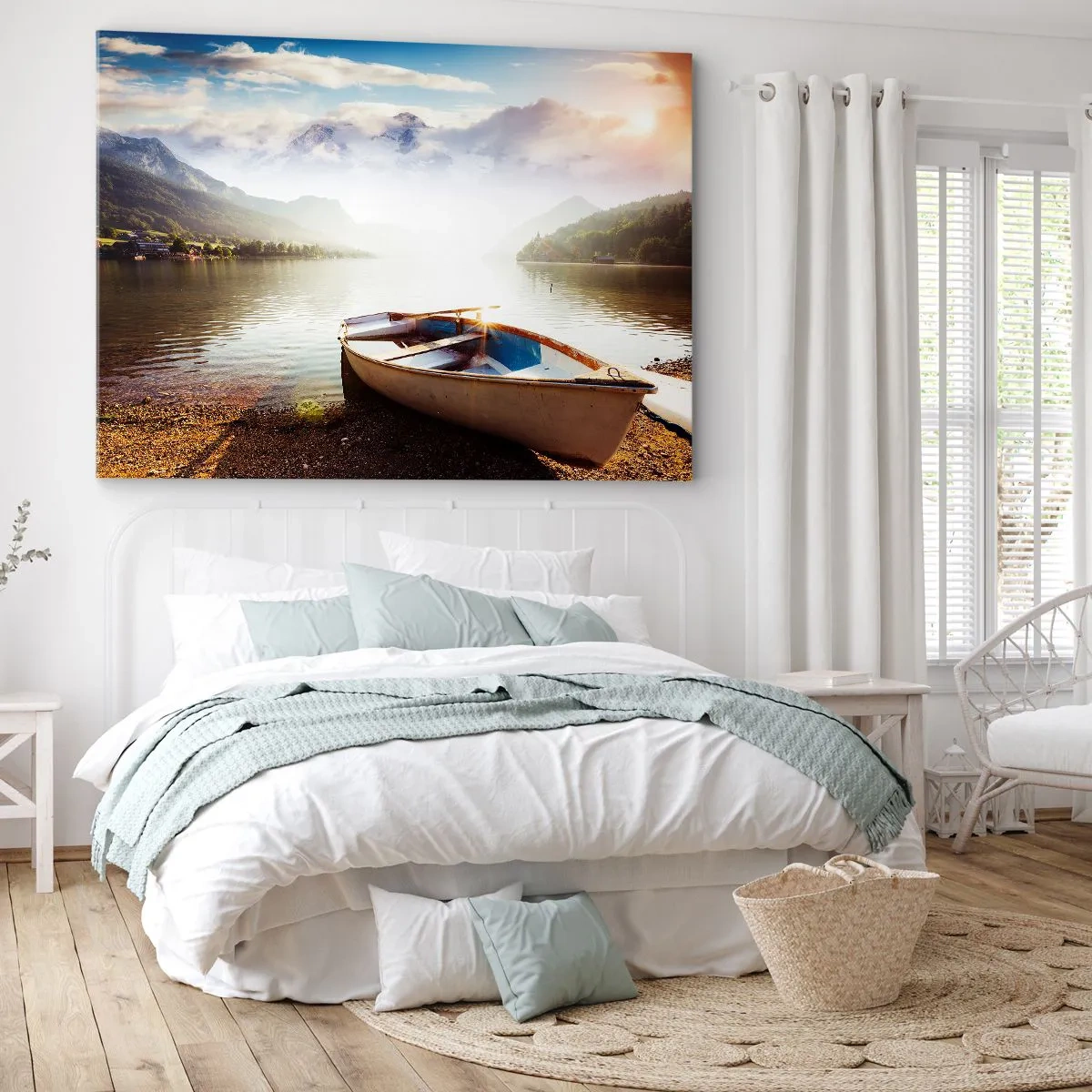Obraz na plátne - Loď na brehu jazera s výhľadom na hory ráno - 70x50cm - Pri veľkej a čistej vode - Moderná nástenná dekorácia do obývacej izby a spálne ARTTOR
