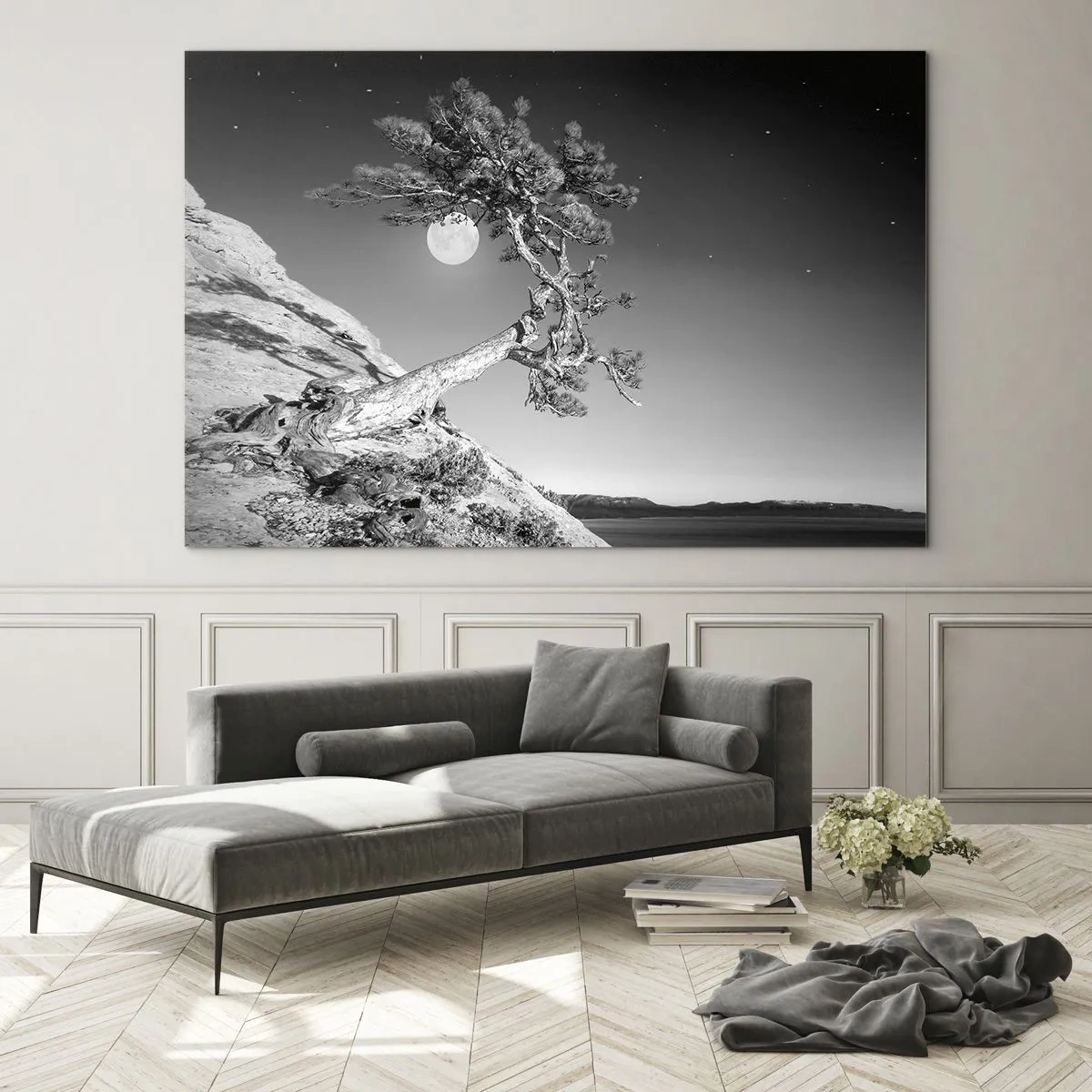 Obraz na skle - Naklonený strom na svahu s mesiacom v pozadí - 70x50cm - Víťazná bojovníčka - Moderná nástenná dekorácia do obývacej izby a spálne ARTTOR