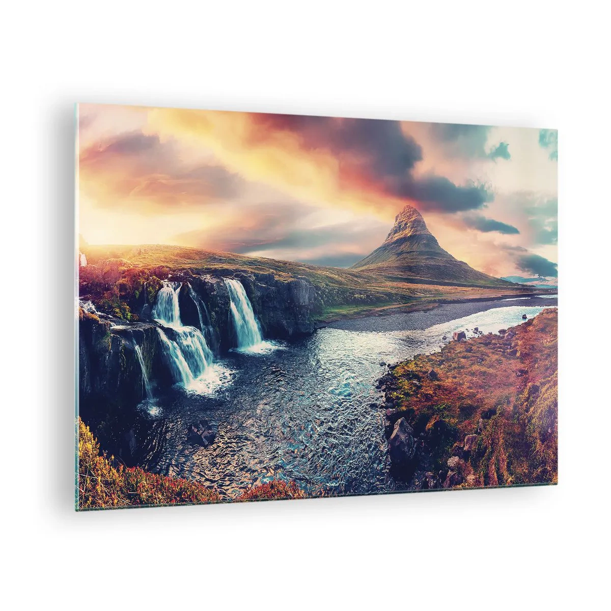 Obraz na skle - Vodopád a hora pri západe slnka v islandskej krajine - 70x50cm - V majestáte prírody - Moderná nástenná dekorácia do obývacej izby a spálne ARTTOR