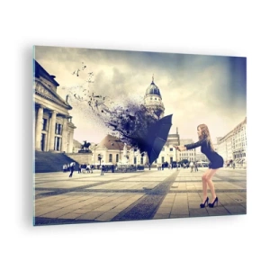 Obraz na skle - Žena s dáždnikom na pozadí mestského námestia v umeleckej kompozícii - 70x50cm - Je taký vietor… - Moderná nástenná dekorácia do obývacej izby a spálne ARTTOR