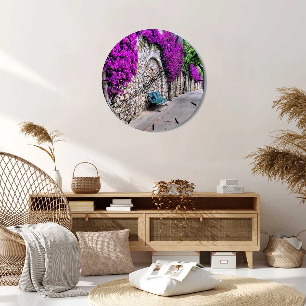 Nástenné hodiny - Ulica s kamenným múrom a fialovými kvetmi - 30x30cm - Stretnime sa čo najrýchlejšie - Moderná nástenná dekorácia do obývacej izby, kuchyne a spálne ARTTOR