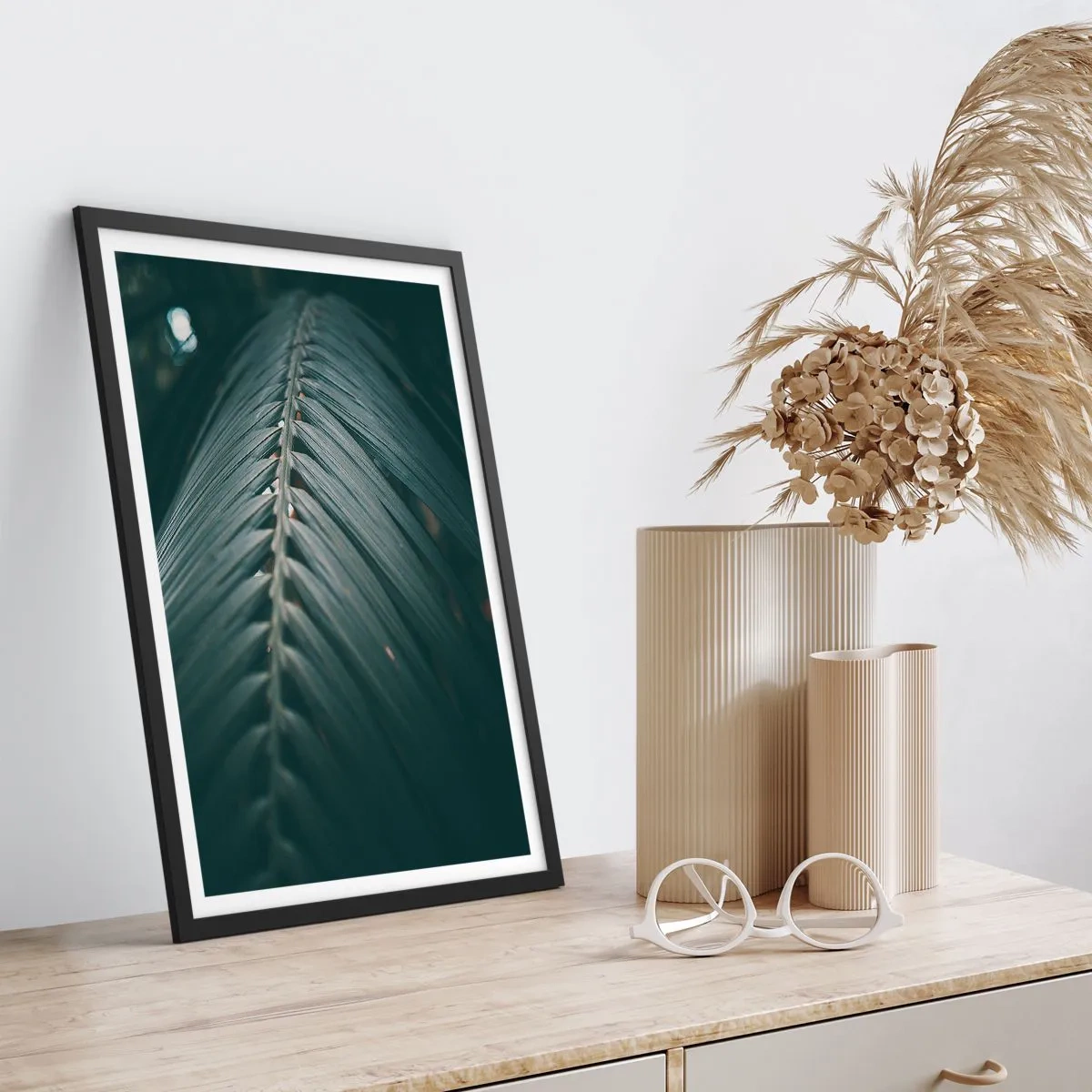 Plagát v čiernom ráme - Palmový list v tmavom tóne s jemným osvetlením - 50x70cm - Presnosť prírody - Moderná nástenná dekorácia do obývacej izby a spálne ARTTOR