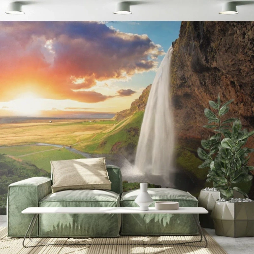 Fototapeta Standard Eco - Malebný vodopád padajúci zo skaly pri západe slnka - 100x70cm - Vrchol islandského leta - Moderná nástenná dekorácia do obývacej izby a spálne ARTTOR
