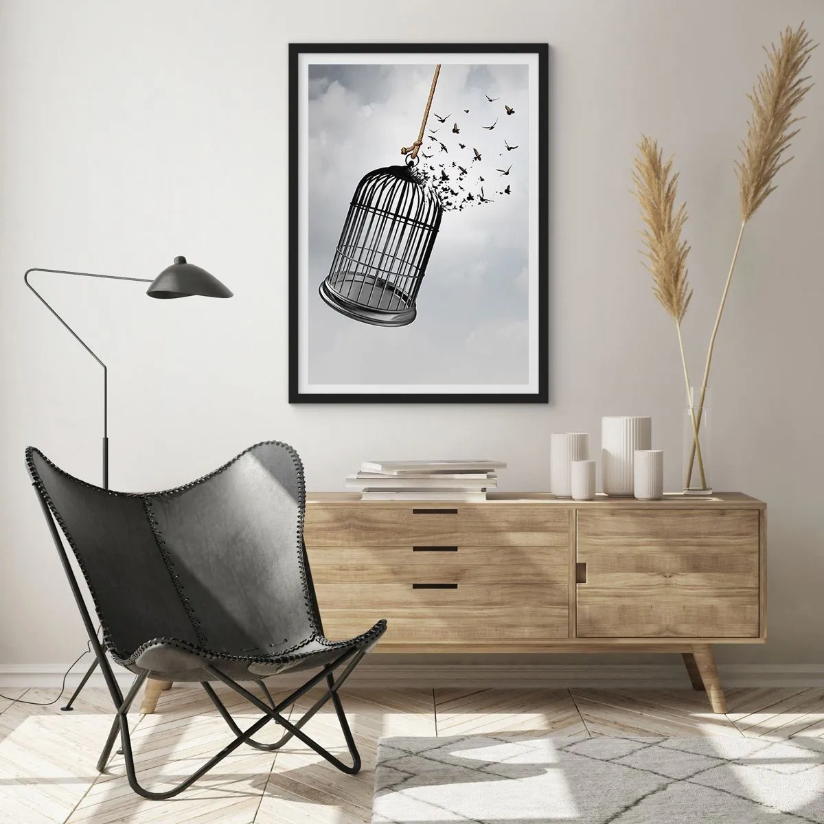 Plagát v čiernom ráme - Vtáky lietajúce z otvorenej klietky na pozadí oblakov - 50x70cm - Viera… nádej… sloboda! - Moderná nástenná dekorácia do obývacej izby a spálne ARTTOR