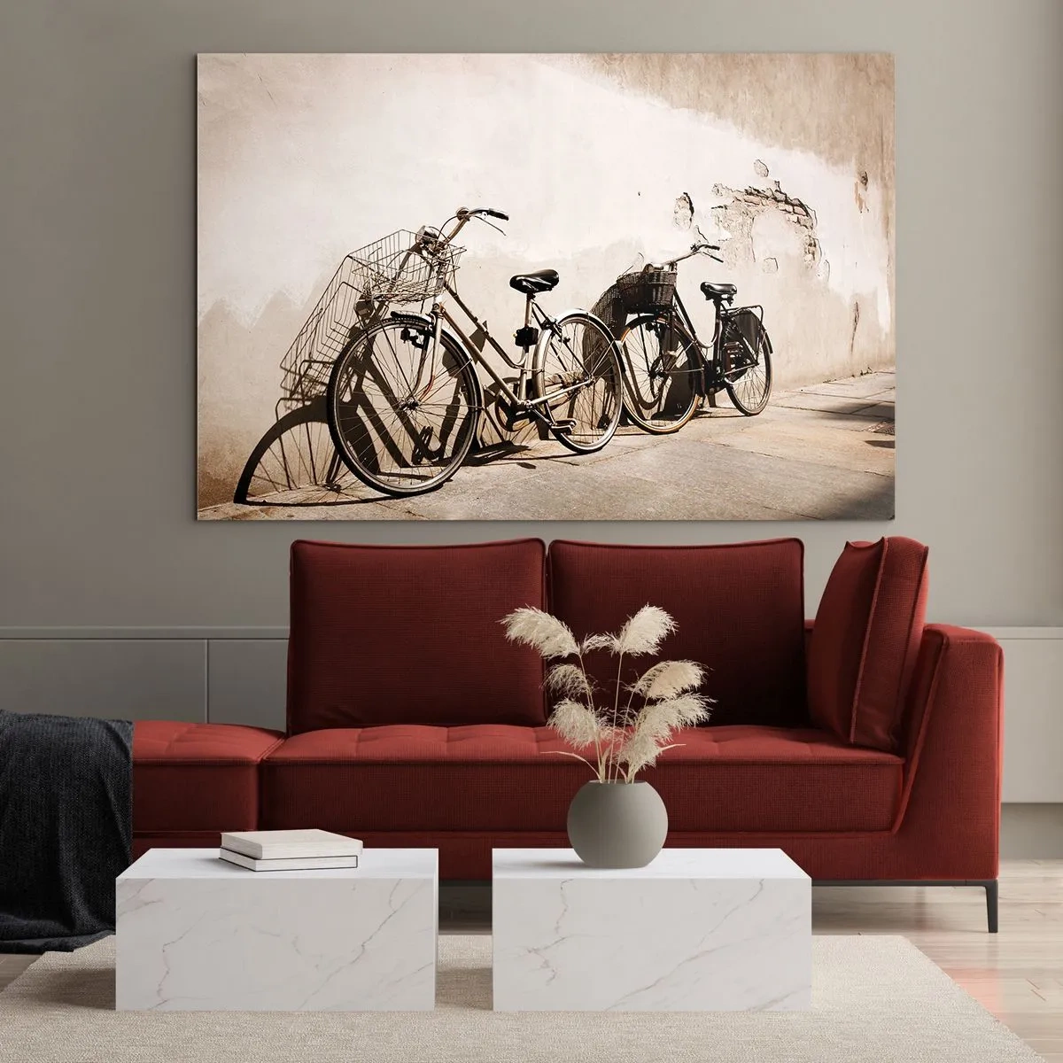 Obraz na skle - Retro bicykle opreté o starú stenu - 70x50cm - Nezabudnuteľné kúzlo minulosti - Moderná nástenná dekorácia do obývacej izby a spálne ARTTOR