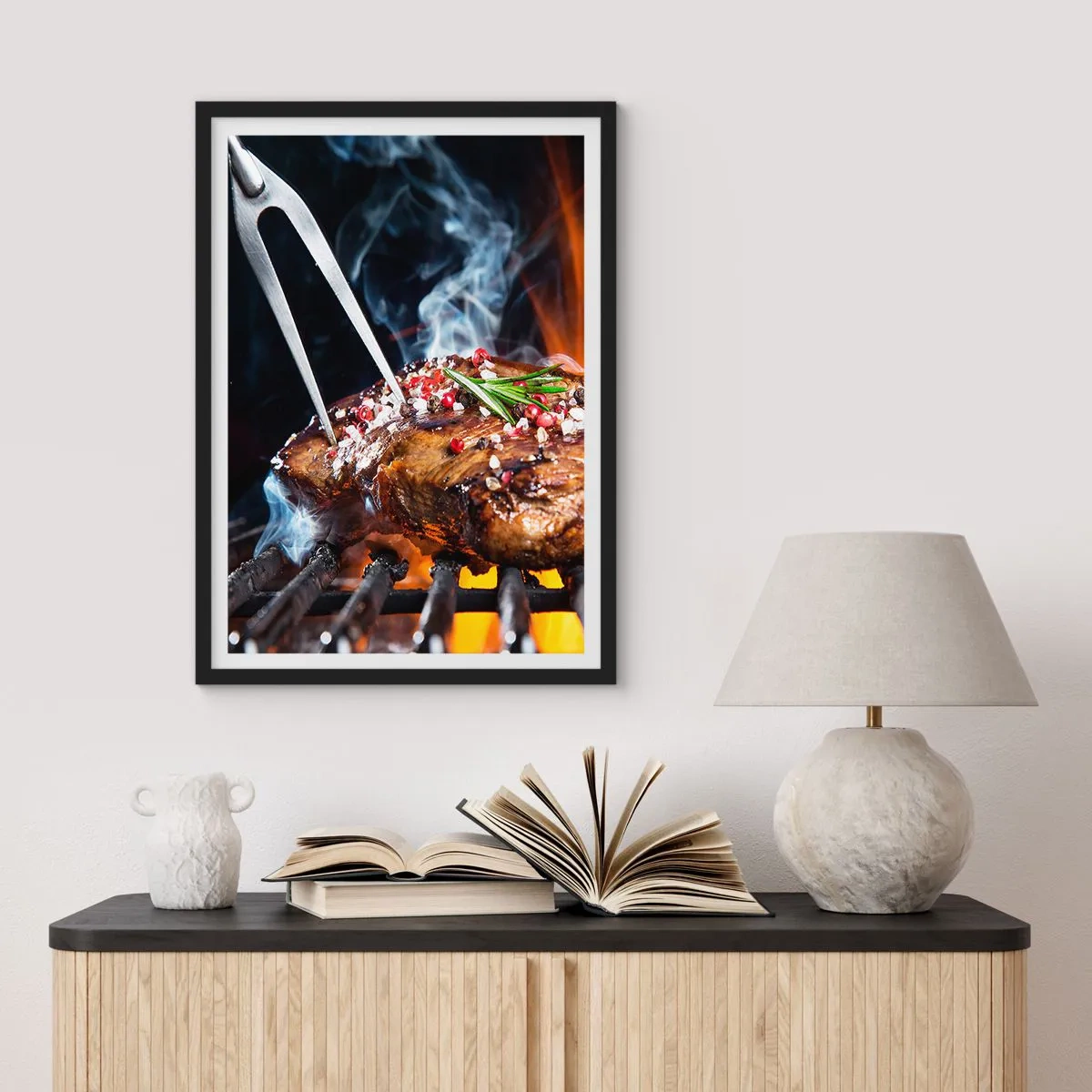 Plagát v čiernom ráme - Grilovaný steak s korením - 50x70cm - Šťavnaté a voňavé - Moderná nástenná dekorácia do obývacej izby a spálne ARTTOR