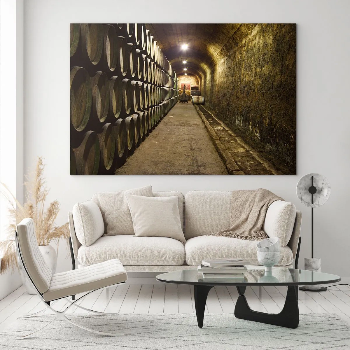 Obraz na skle - Vínna pivnica s radmi sudov - 70x50cm - Je dobré si oddýchnuť - Moderná nástenná dekorácia do obývacej izby a spálne ARTTOR