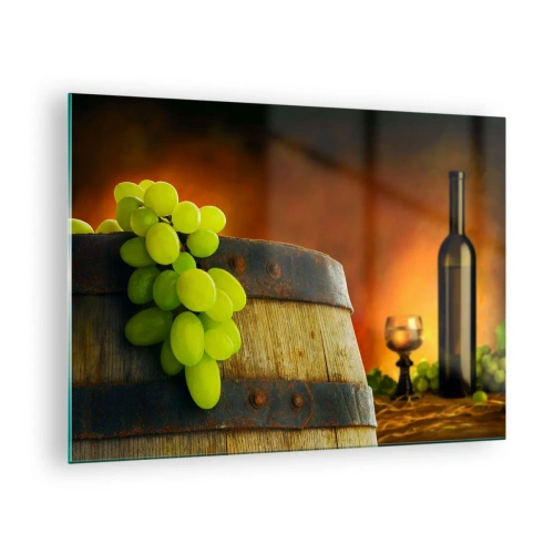 Obraz na skle - Hrozno na sude v rustikálnom prostredí s vínom v pozadí - 70x50cm - Zátišie s fľašou vína a hroznom - Moderná nástenná dekorácia do obývacej izby a spálne ARTTOR
