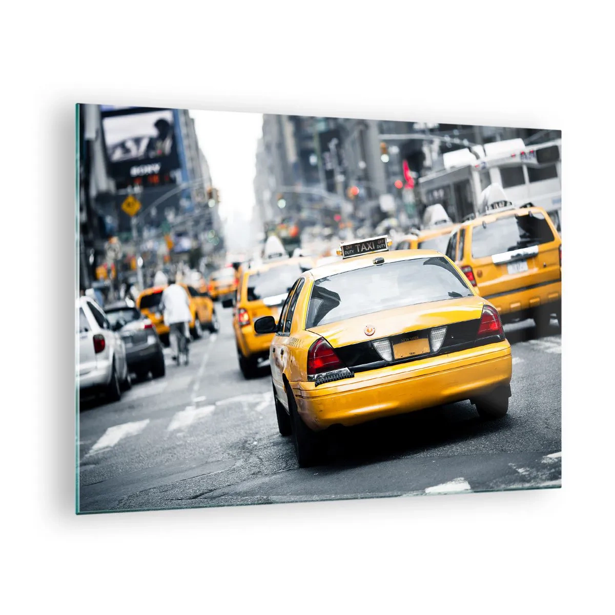 Obraz na skle - Žlté taxíky na uliciach New Yorku v mestskom ruchu - 70x50cm - Iba v tomto meste - Moderná nástenná dekorácia do obývacej izby a spálne ARTTOR